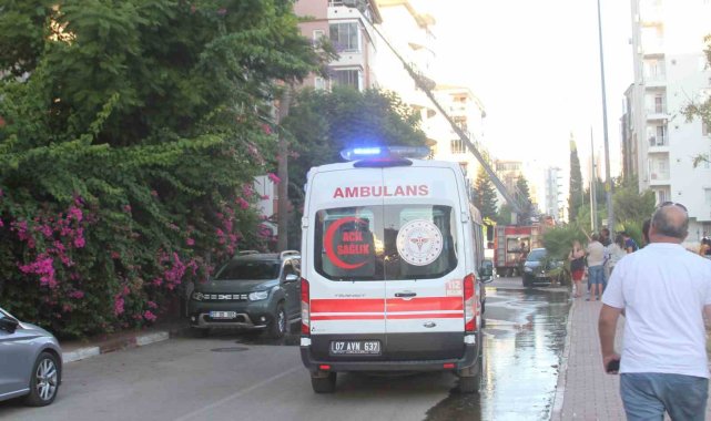 Antalya'da dubleks dairenin terası alev alev yandı, mahalleli sokağa döküldü