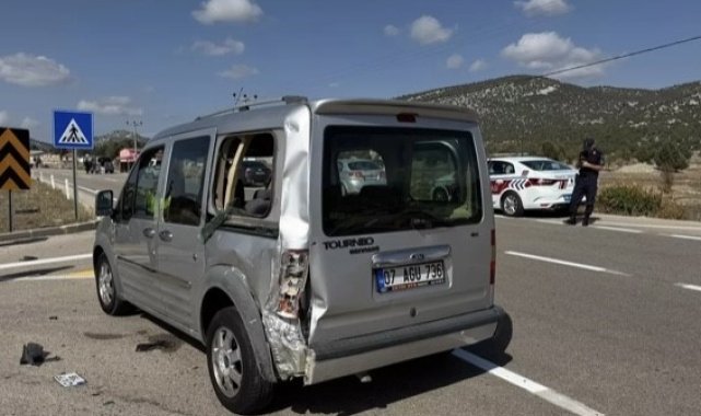 Antalya'da motosiklet ile hafif ticari araç çarpıştı: 2 yaralı