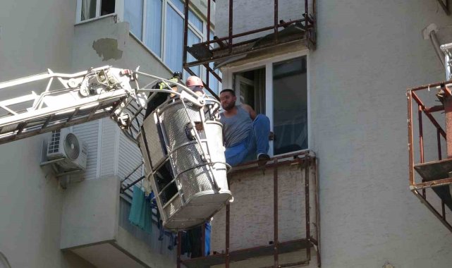Antalya'da pencereden sarkan genç, ekiplere ecel teri döktürdü