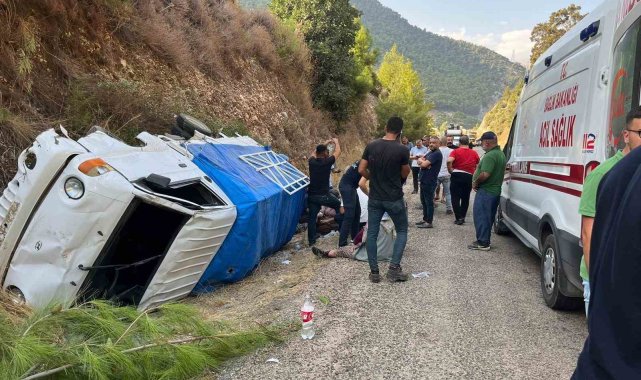 Antalya'da yoldan çıkan kamyonet devrildi: 1'i ağır 8 yaralı