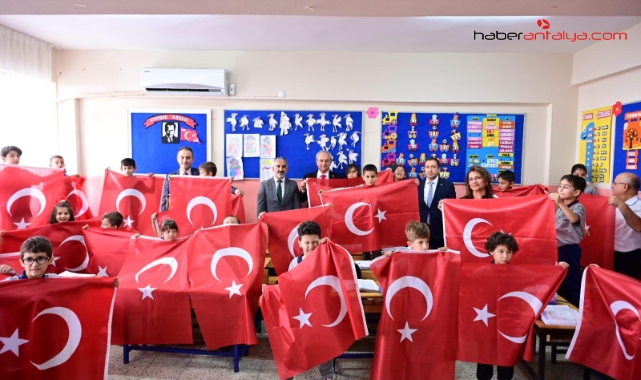 Başkan Kocagöz, öğrencilere bayrak hediye etti