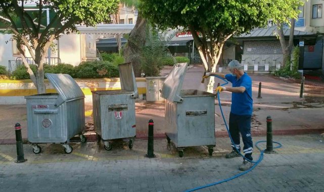 Büyükşehir'in sinek timleri Alanya sokaklarında