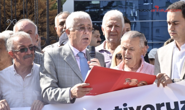CHP İl Başkanı Nail Kamacı, SGK Antalya İl Müdürlüğü önünde basın açıklaması yaptı