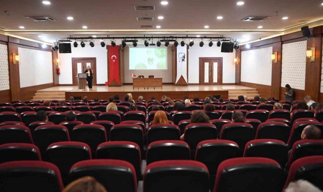 Konyaaltı'nda personele yaşlılarla iletişim eğitimi verildi