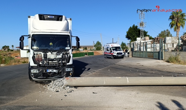Lojistik kamyonu beton direği devirdi