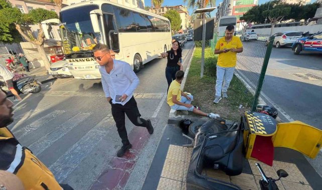 Manavgat'ta adliye önünde motosikletler çarpıştı: 3 yaralı