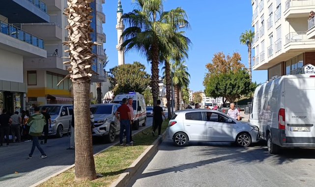 Manavgat'ta kamyonet ile otomobil çarpıştı: 2 yaralı