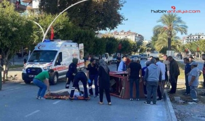 Otomobil, orta refüjdeki yaya geçidini kullanan akülü motosiklete çarptı: 2 yaralı