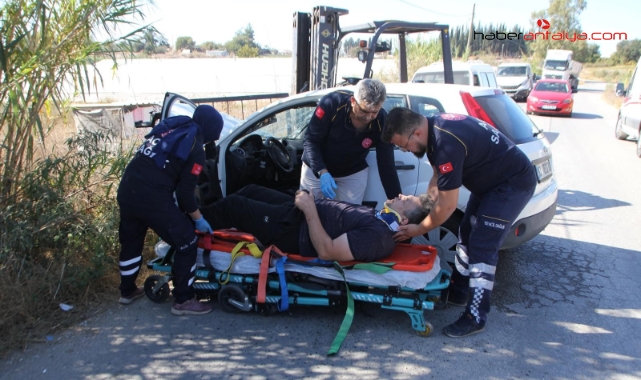 Serik'te forklift otomobilin motoruna saplandı, otomobil sürücüsü yaralandı