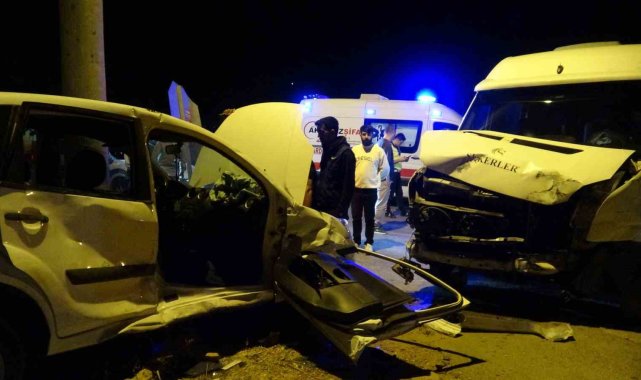 'Dur' tabelasına uymayan araç minibüsle çarpıştı: 3 yaralı