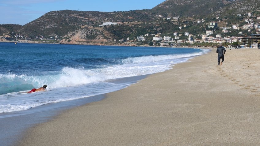 Alanya'da yaylalara kar yağdı, sahilde denize girildi