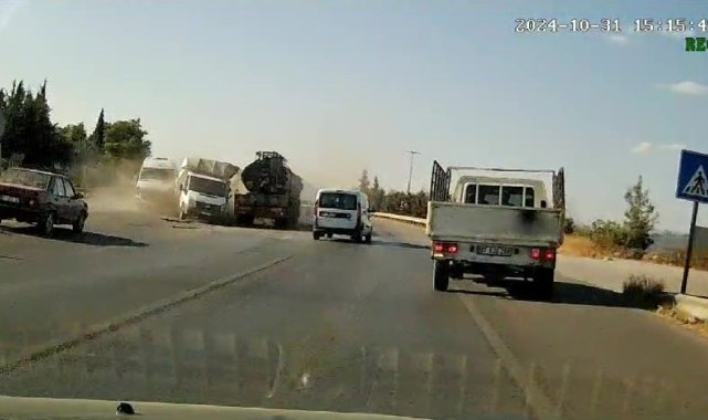 Antalya'da ana yola çıkan kamyonet ile tırın çarpışma anı araç kamerasına yansıdı