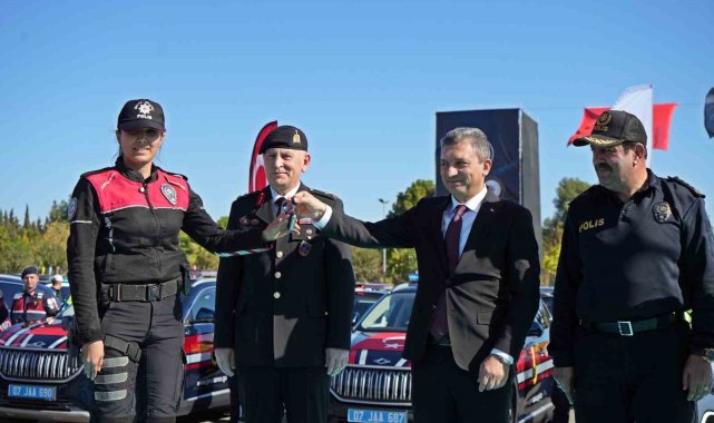 Antalya'da emniyet ve jandarma 225 yeni araçla gücüne güç kattı