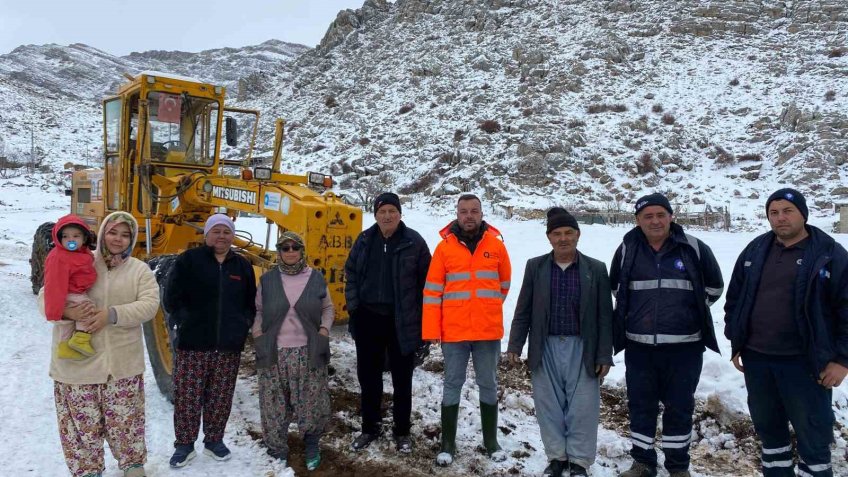 Antalya’da yaylada kardan mahsur kalan vatandaşlar büyükşehir ekipleri tarafından kurtarıldı