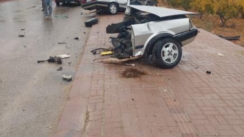 Direğe çarpan Fiat Tofaş otomobil ikiye bölündü, sürücü yaralandı