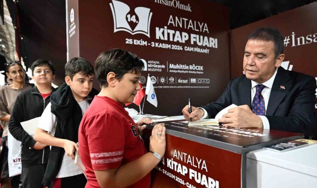 Kitap Fuarı'nda yerel yazarlar okurlarıyla buluşuyor