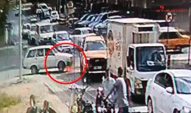 Manavgat'ta 0tomobil seyir halinde alev alev yandı