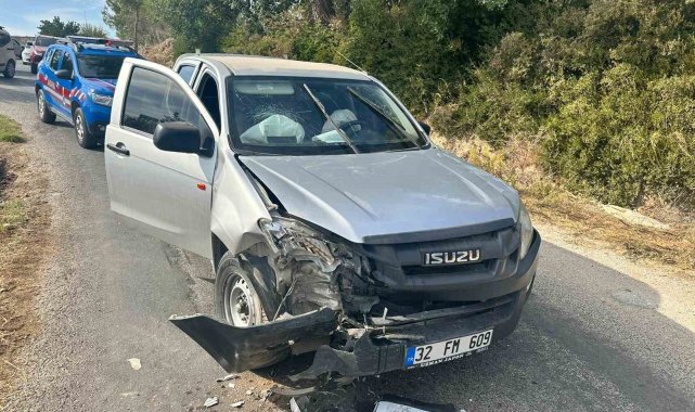 Manavgat'ta kamyonet ile otomobil çarpıştı: 3 yaralı