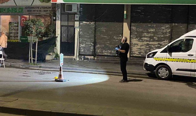 Motosikletle geldiler, iş yerini kurşunlayıp kaçtılar: O anlar kamerada