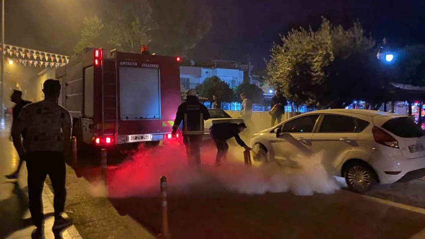 Otomobilde çıkan yangını söndürmek için mahalleli seferber oldu