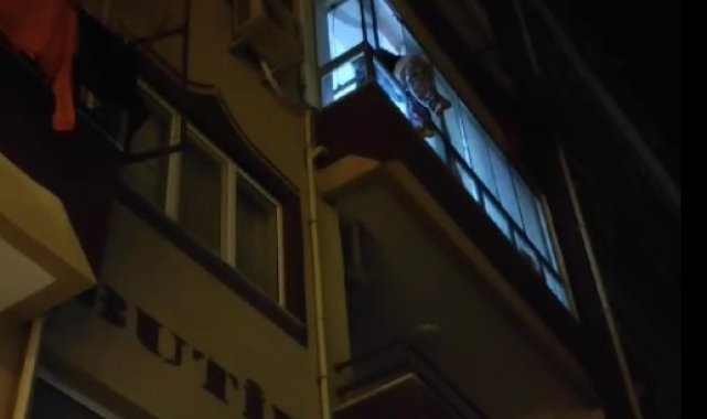 Pencereden kendini sarkıtan kadın, polisin 'Herkes senin şarkılarından mutlu' sözüyle ikna oldu