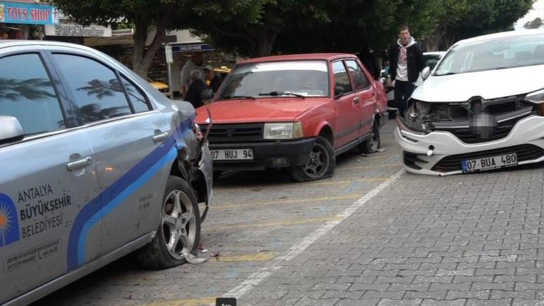 Lüks marka araç, park halindeki otomobillere çarparak durabildi