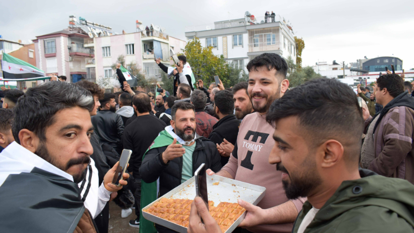 Antalya'da Suriyelilerden kutlama