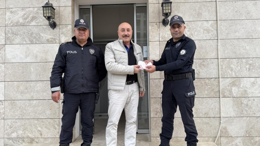 Polis ekipleri buldukları 30 bin 200 TL’yi sahibine teslim etti