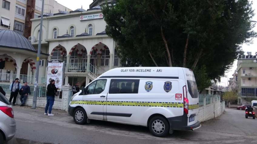 3 gündür kaldığı cami avlusunda ölü bulundu
