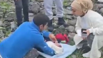 Yoldan çıkan otomobil kaldırımdaki bebek arabalı yayalara çarptı: 3 yaralı