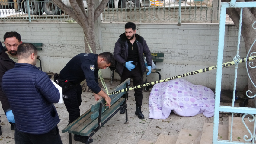 Madde bağımlıları sebebiyle camiye girmeye çekinen cemaat, cami duvarını dikenli telle çevirdi