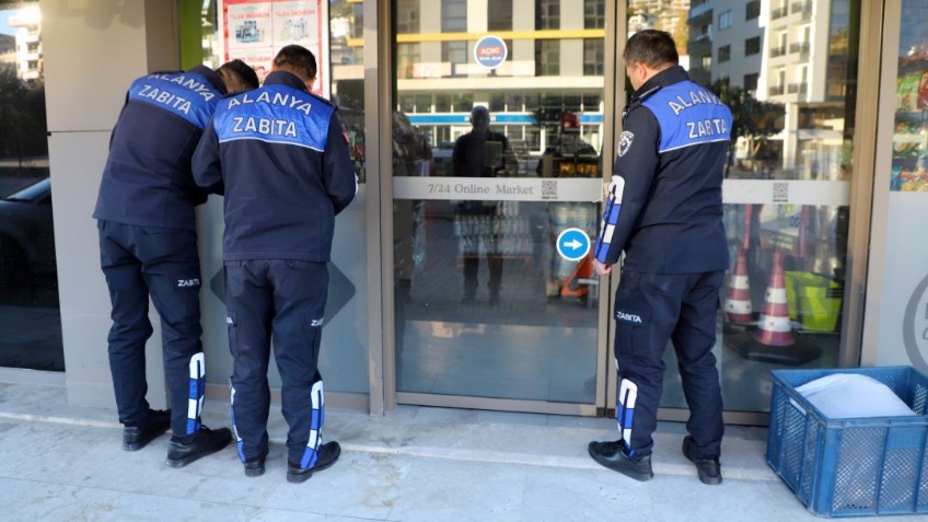 Tarihi geçmiş ürün satan 3 zincir market mühürlendi