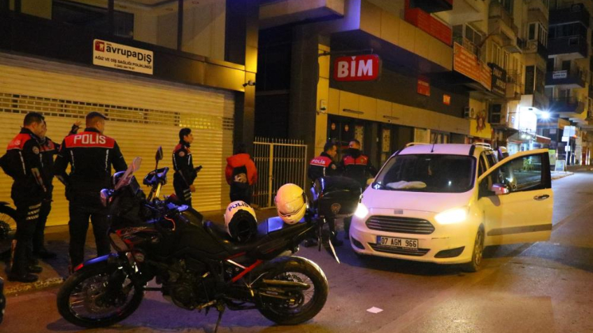 Polisi görünce yol ortasında bırakıp kaçtıkları araçtan uyuşturucu çıktı
