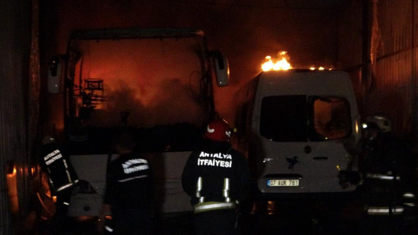 Araç boyama atölyesindeki araçlarla birlikte alev alev yandı, 24 yaşındaki genç feci şekilde can verdi