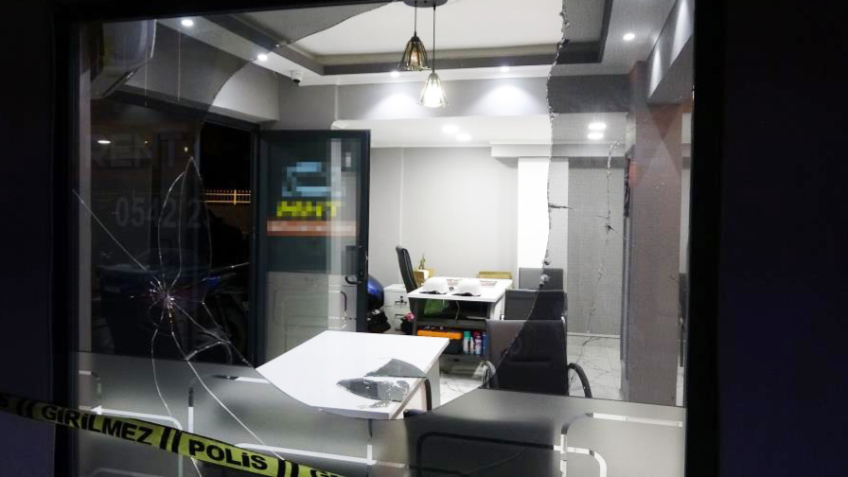 Motosikletle gelip iş yerine kurşun yağdırdı