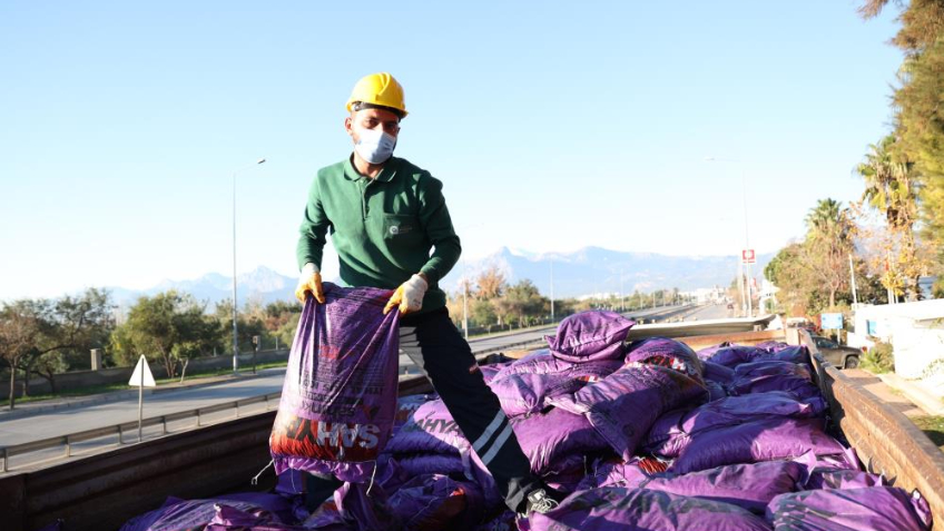 Antalya’da kriterlere uymadığı tespit edilen 135 ton kömür il dışına çıkarıldı