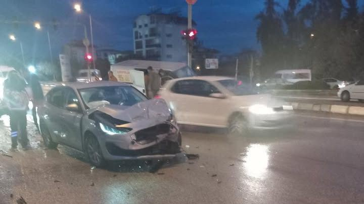 Minibüs ile otomobil kavşakta çarpıştı: 4 yaralı