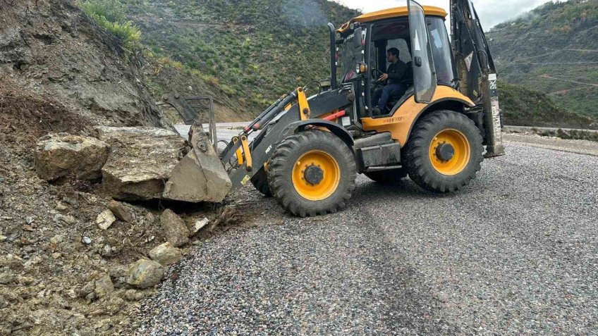 Alanya’da yağıştan etkilenen mahalle yollarında bakım ve onarım