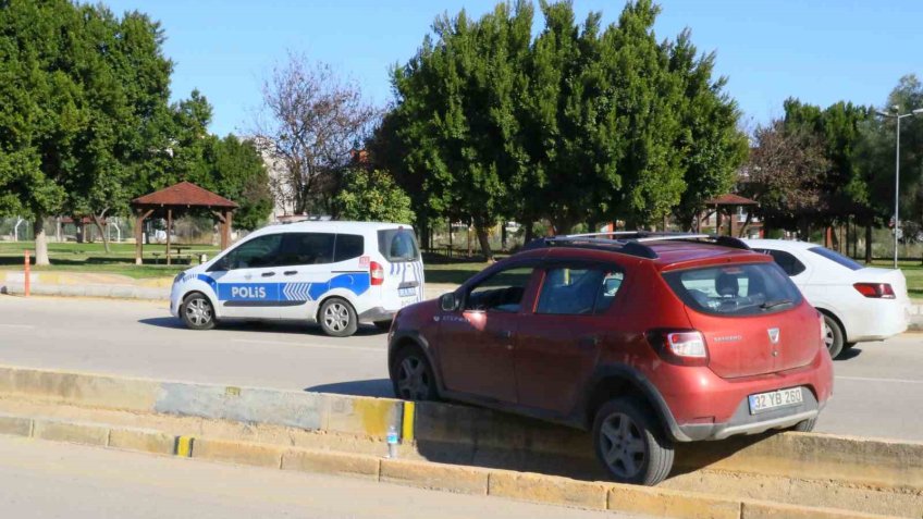 Direksiyon hakimiyetini kaybettiği araçtan yaralı olarak kurtuldu