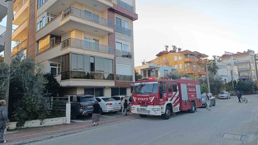 Evde çıkan yangına ilk müdahaleyi vatandaşlar yaptı