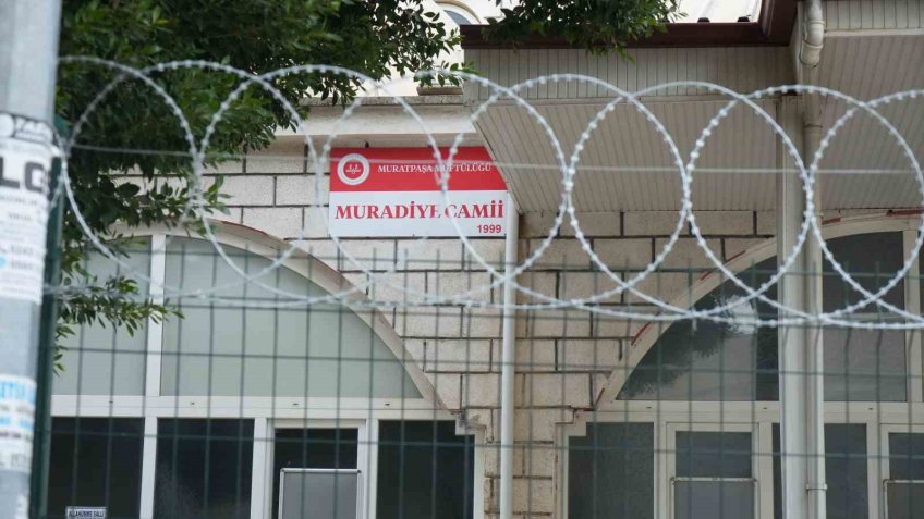 Madde bağımlıları sebebiyle camiye girmeye çekinen cemaat, cami duvarını dikenli telle çevirdi