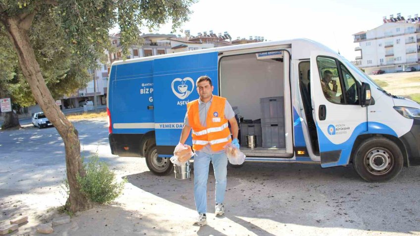 Manavgat’ta ihtiyaç sahiplerine günlük 450 porsiyon sıcak yemek dağıtılıyor