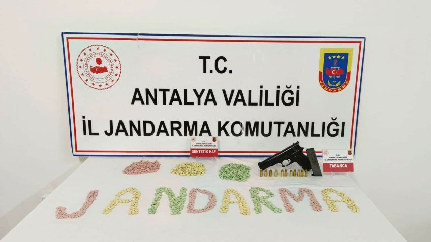 Otomobil koltuğuna gizlenmiş bin 600 adet ecstacy bulundu