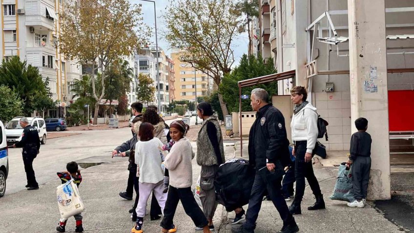 Pazar yerini mesken tuttu, polis müdahale edince öfkesini aracından çıkardı