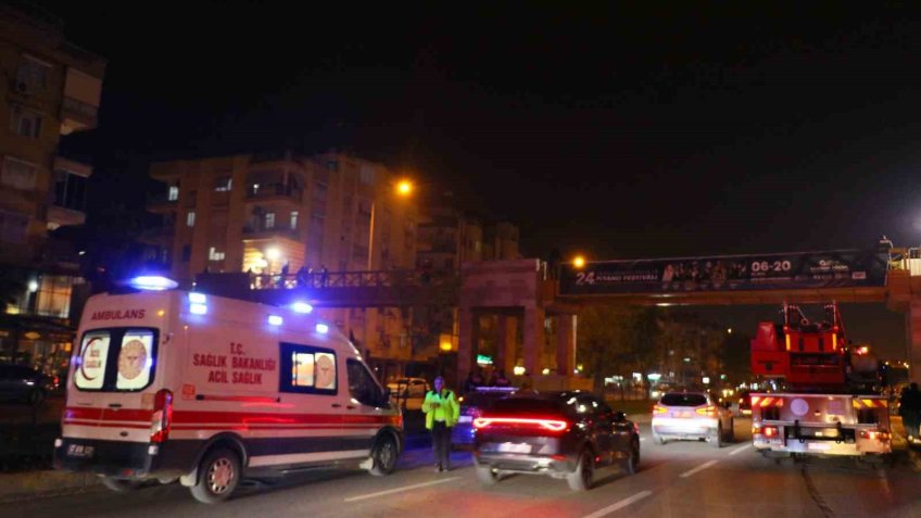 Üst geçide çıkan genç, kız arkadaşının kendini affetmesi ile eyleminden vazgeçti