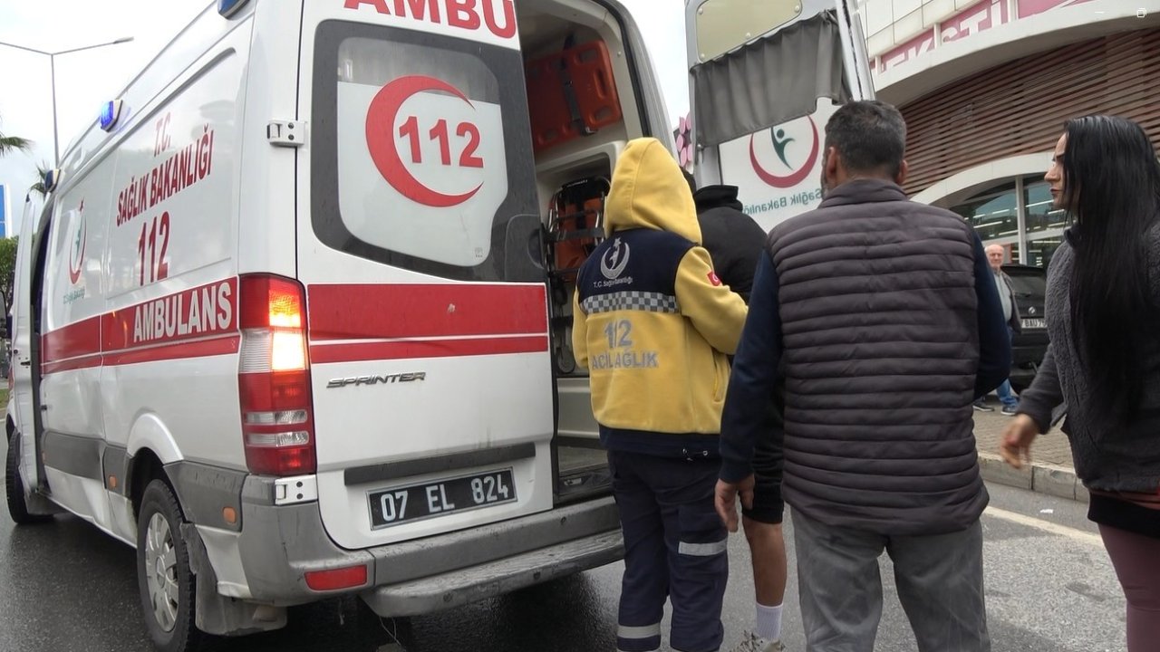 Alanya’da motosiklet ile otomobil çarpıştı:1 yaralı