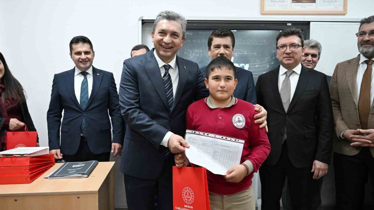 Antalya’da 500 bin 164 öğrenci karne heyecanı yaşadı