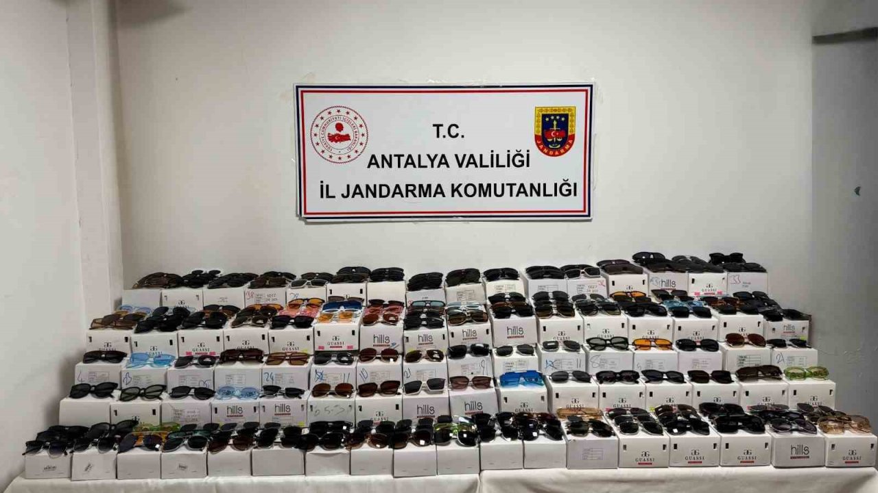 Antalya’da kaçak güneş gözlüğü operasyonu