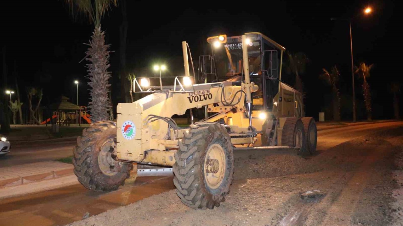 Kepez Belediyesi’nde yol bakım onarımı için gece mesaisi