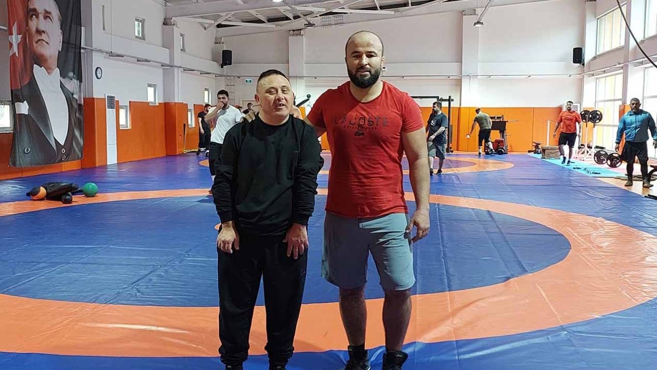 Otizmli Erdem başpehlivan Okulu ile güreşti